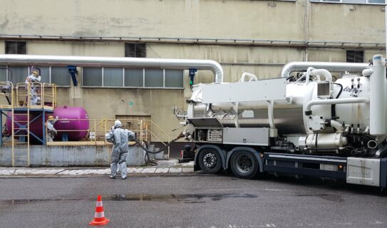 Ładowarka próżniowa przy procesie czyszczenia zbiornika po kwasie siarkowym