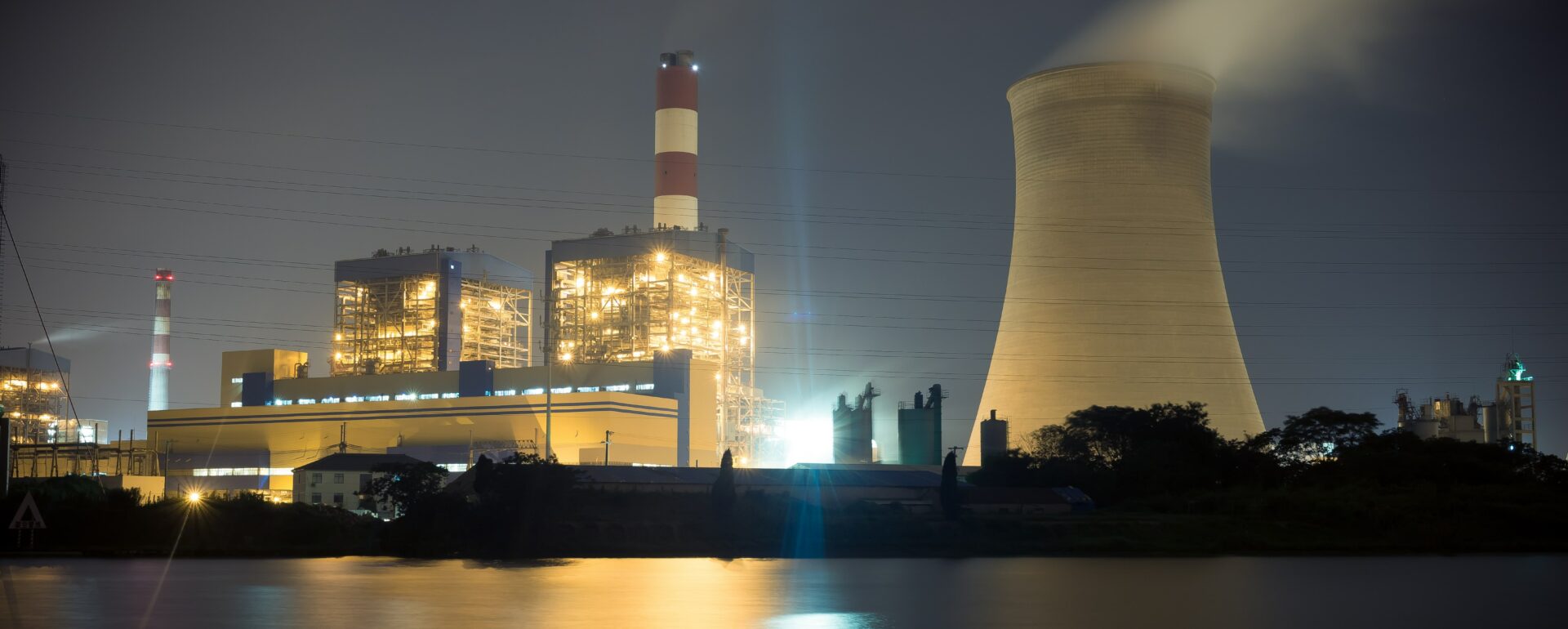nocny widok na elektrownię z kominami chłodniczymi