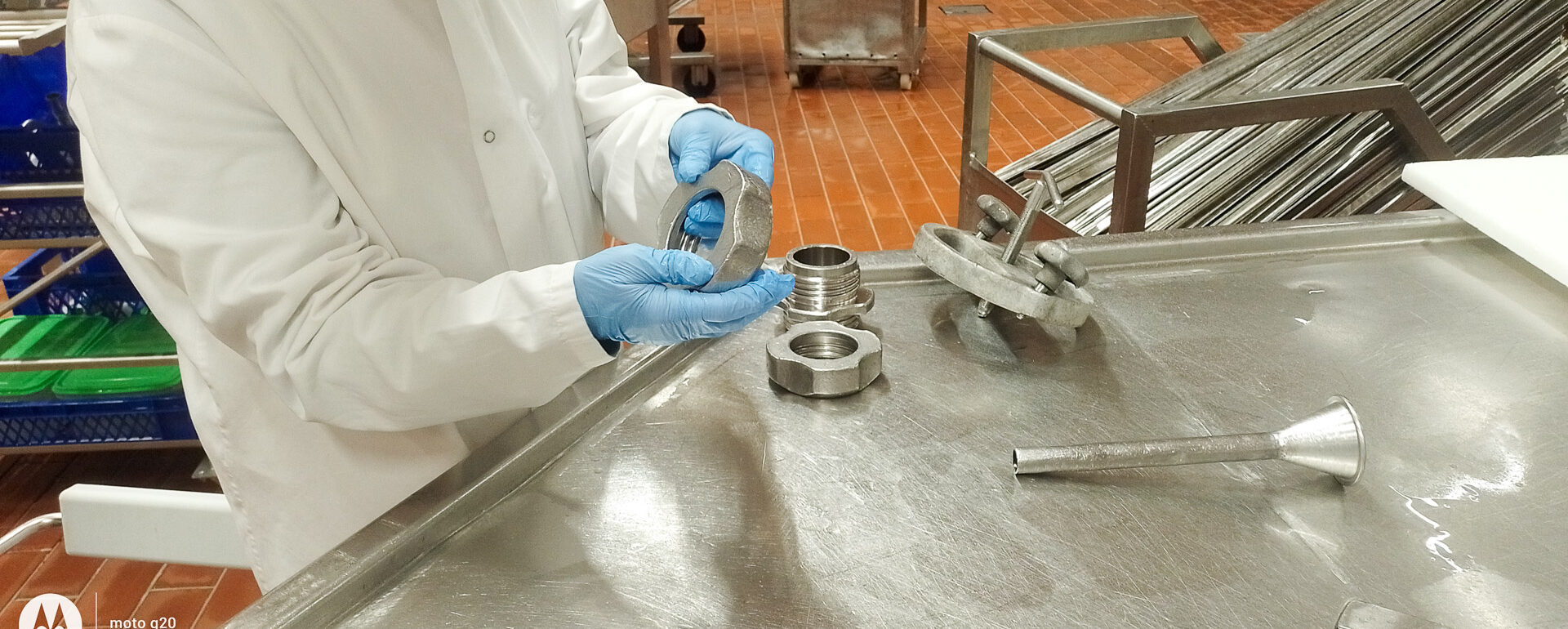 pracownik jakości zakładu mięsnego sprawdza dokładność procesu mycia maszyn i wyposażenia