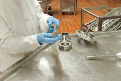 pracownik jakości zakładu mięsnego sprawdza dokładność procesu mycia maszyn i wyposażenia