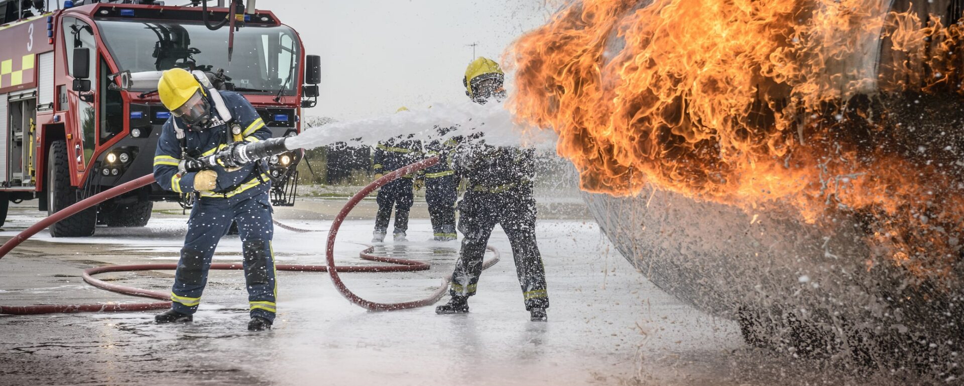 strażacy gaszący pożar w zakładzie przemysłowym