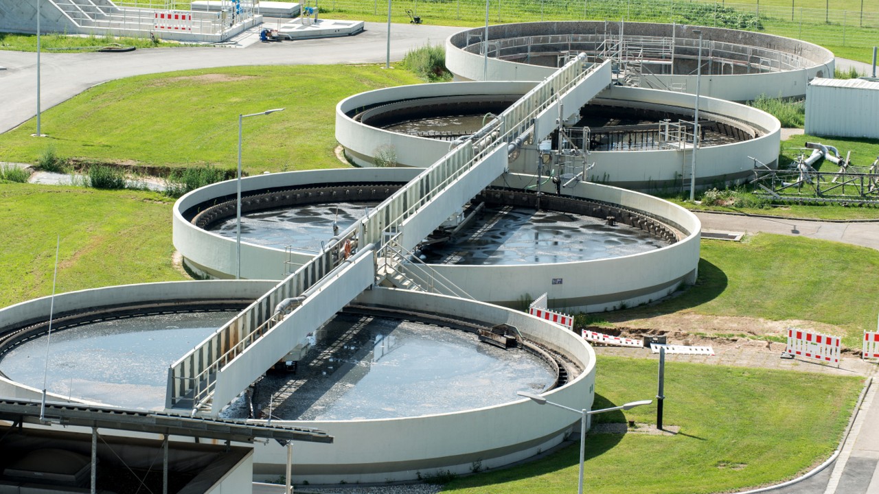 widok z góry na bioreaktory na oczyszczalni ścieków