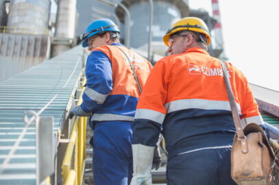 Pracownicy operacyjni spółki Climbex w odzieży roboczej na terenie zakładu przemysłowego