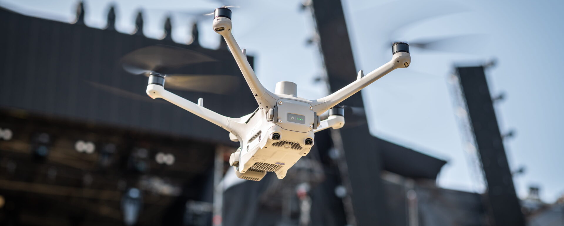 Dron unoszący się w powietrzu w okolicy budynku.