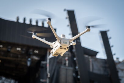 Dron unoszący się w powietrzu w okolicy budynku.