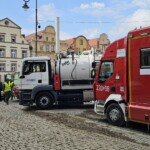 ładowarka próżniowa Eco Vac i wóz straży pożarnej przed urzędem miasta w Lądku Zdroju po powodzi