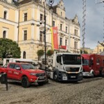 ładowarka próżniowa Eco Vac i wóz straży pożarnej przed urzędem miasta w Lądku Zdroju po powodzi