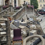 hałda zniszczonego sprzętu przed Urzędem Miasta w Lądku Zdroju po powodzi