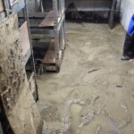 błoto i szlam w pomieszczeniach Urzędu Miasta w Lądku Zdroju po powodzi