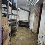 błoto i szlam w pomieszczeniach Urzędu Miasta w Lądku Zdroju po powodzi