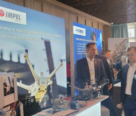 Stoiska firmowe Climbex i Impel podczas konferencji Bezpieczeństwo Instalacji Przemysłowych - Infrastruktura Krytyczna. Promowane są usługi czyszczenia przemysłowego oraz ochrona dronowa zakładów