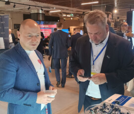 Stoiska firmowe Climbex i Impel podczas konferencji Bezpieczeństwo Instalacji Przemysłowych - Infrastruktura Krytyczna. Promowane są usługi czyszczenia przemysłowego oraz ochrona dronowa zakładów