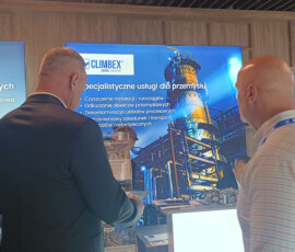 Stoiska firmowe Climbex i Impel podczas konferencji Bezpieczeństwo Instalacji Przemysłowych - Infrastruktura Krytyczna. Promowane są usługi czyszczenia przemysłowego oraz ochrona dronowa zakładów