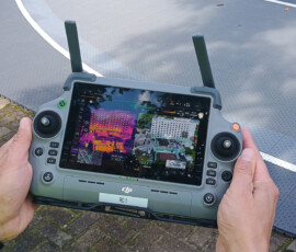Impel - Pokaz lotu dronem podczas konferencji Bezpieczeństwo Instalacji Przemysłowych - Infrastruktura Krytyczna. Promowane są usługi czyszczenia przemysłowego oraz ochrona dronowa zakładów.